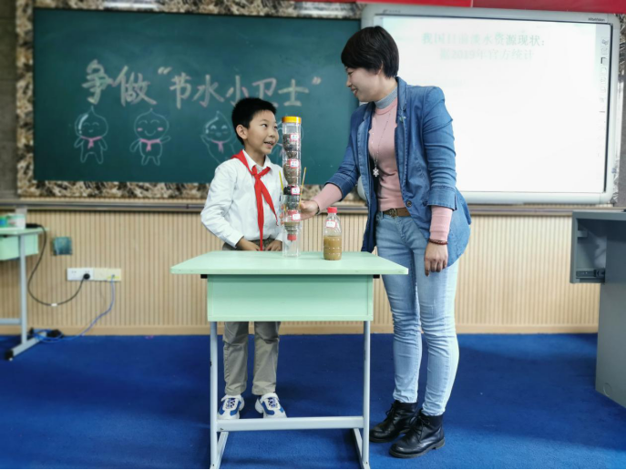 (学生制作的简易版污水净化器)